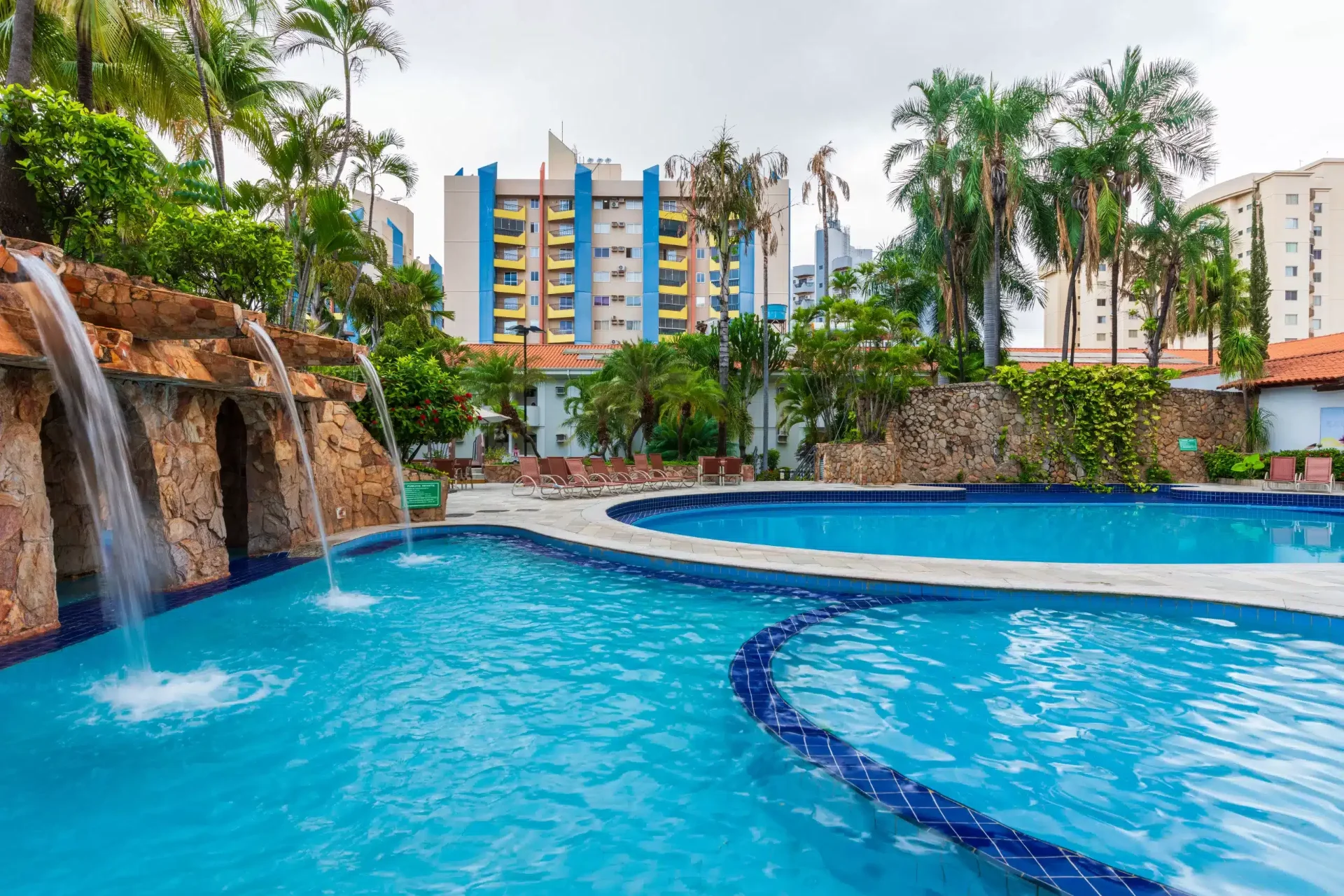 Resort com piscinas termais em Caldas Novas ao pôr do sol